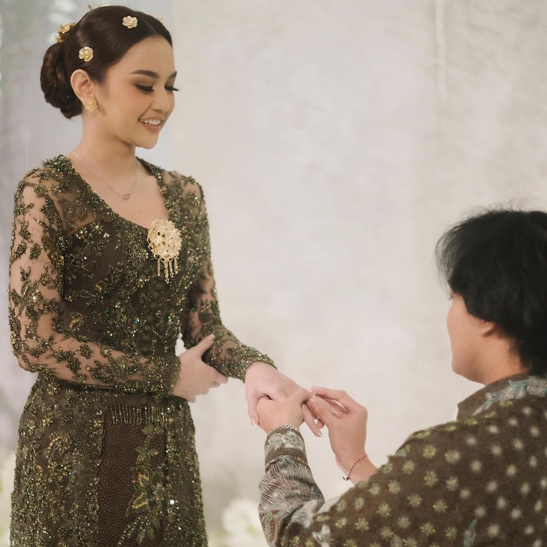 Potret acara lamaran Rizky Febian dan Mahalini (Instagram : @thebridestory)