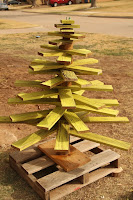 Pinos de Navidad con palets de madera reutilizados
