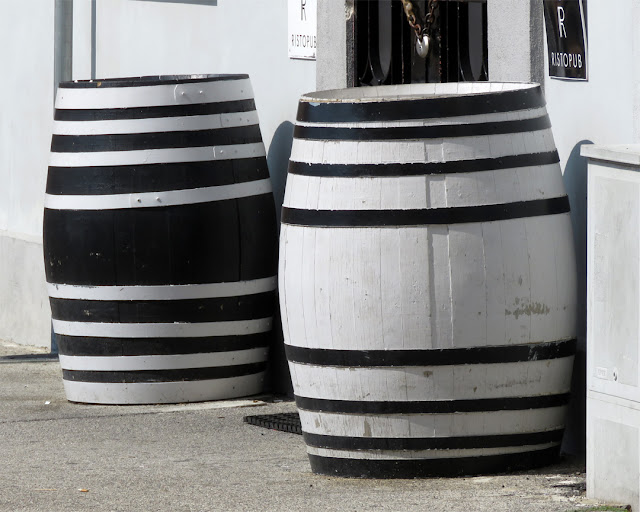 Black and white barrels outside a restaurant, Via degli Ammazzatoi, Livorno