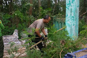 Anggota Polsek Rawamerta Gelar Kerja Bakti Bersama Warga Bersihkan TPU