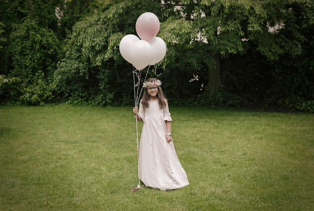 niña comunion con globos la comunion de martina - blog la comunion de noa