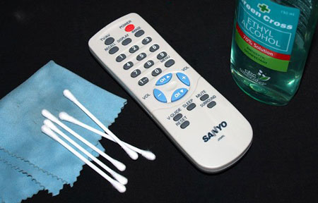 HOW TO CLEAN THE REMOTE CONTROL