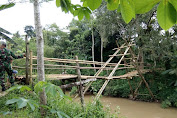 Miris, Inilah Penampakan Jembatan Bambu Yang Jadi Urat Nadi Perekonomian Warga