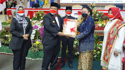 Gubernur Arinal Memberikan Piagam Penghargaan  untuk Mantan Gubernur Lampung periode 1998-2003 Almarhum H. Oemarsono