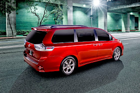 Rear 3/4 view of 2015 Toyota Sienna SE