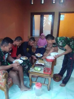 Indahnya  Kebersamaan Masyarakat Dan TNI