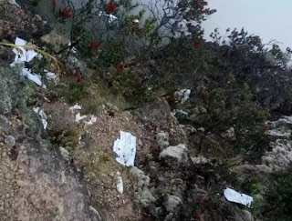 Gunung Bukan Tempat Sampah Kertas Tulisan ALAY