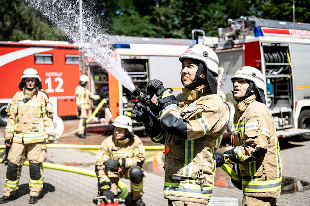 Playmobil - Bomberos Cuerpo de bomberos usando una versión moderna y estilizada del modelo M34 "stahlhelm" - 2020 (Playmobil bomberos - Feuerwehr - Firemen - Pompiers)