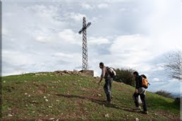 Cruz de hierro en la cima de Asensio mendi