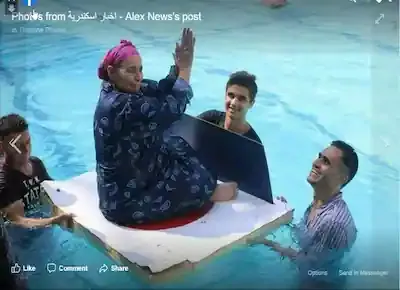 شباب يحملون عجوز في حمام السباحة في يوم ترفيهي في دار المسنين