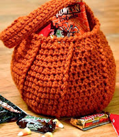 http://translate.googleusercontent.com/translate_c?depth=1&hl=es&rurl=translate.google.es&sl=en&tl=es&u=http://www.petalstopicots.com/2012/10/halloween-pumpkin-trick-or-treat-bag-crochet-pattern/&usg=ALkJrhj1vjNwmSNucCdr1JlbOiPr_Og1nA