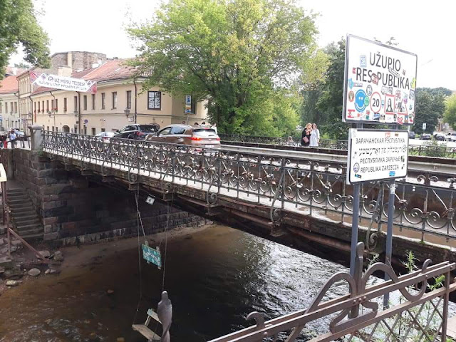 Il ponte con l'altalena a Uzupio - foto di Pietro Piliego