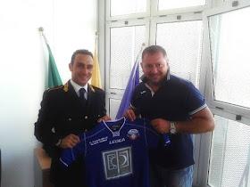 Nella foto: Fausto Zilli, Direttore Sportivo ARGOS Soccer TEAM Forze di Polizia, con il Comandante Francesco Spagnoletti, mostrano la prima maglia di gioco  degli atleti amatoriali di ARGOS