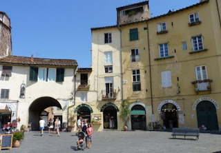 Plaza del anfiteatro o Plaza del Mercado de Lucca.