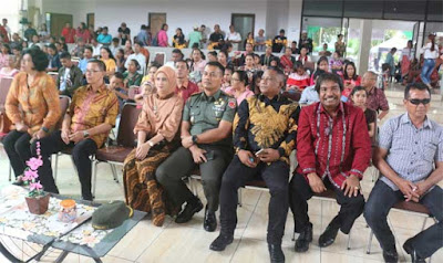 Ambon, Malukupost.com - Gubernur Maluku, Said Assagaff memberikan apreasiasi terhadap pelaksanaan Kisar Bakudapa dan pagelaran seni budaya yang dipentaskan pada acara bertajuk Pagelaran Seni Budaya Khas Pulau Kisar, yang berlangsung di Gedung Baileo Oikumene, Ambon, Sabtu (28/7). Gubernur Assagaff dalam sambutan tertulisnya, yang disampaikan Staf Ahli Bidang Pembangunan, Ekonomi dan SDM Setda Maluku, Rony Tairas, pada Acara Kisar Bakudapa III tersebut mengatakan Bakudapa biasanya diimplementasikan melalui kumpul basudara, yang telah menjadi kebiasaan warga masyarakat Maluku yang merantau dimanapun.