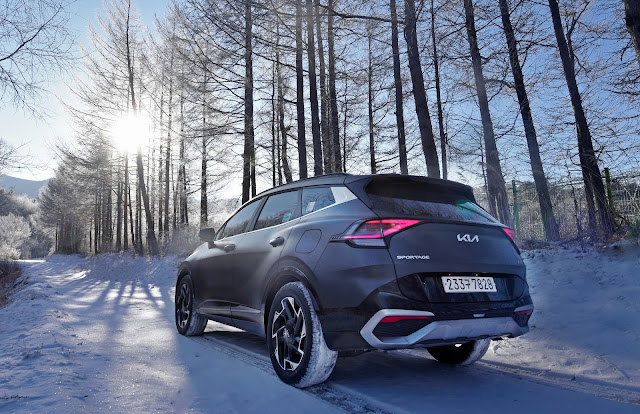 Kia Sportage driving in snowy landscape:Photo by Hyundai Motor Group on Unspla