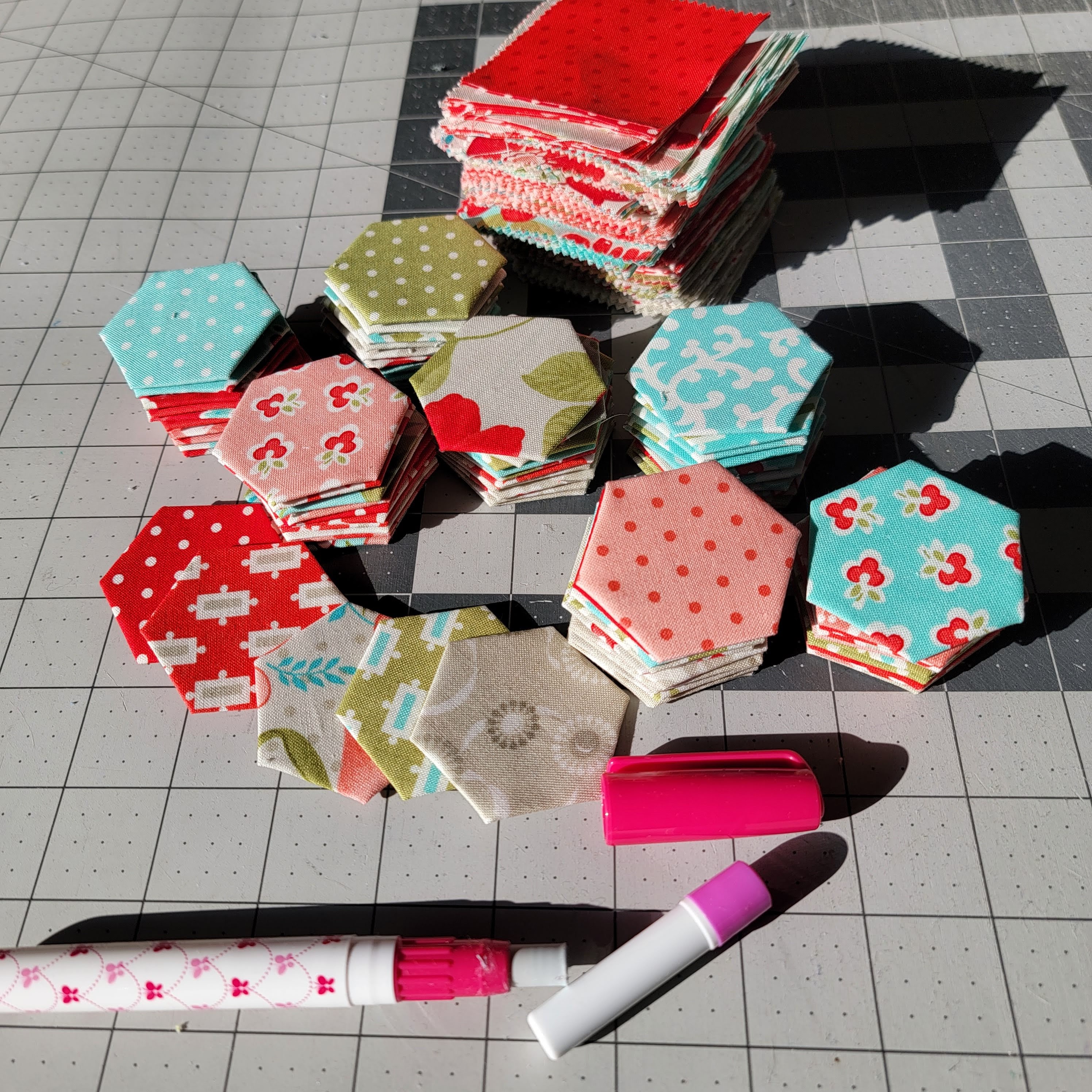 A Few Scraps: Making your own english paper piecing templates