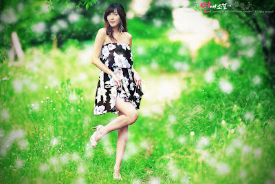Model Dress Korea on Korea Cute Model  Choi Yoo Jung           With Strapless Floral Dress