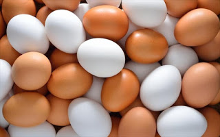 Εσύ το ήξερες; Ποια είναι η διαφορά ανάμεσα στα καφέ και τα άσπρα αβγά;