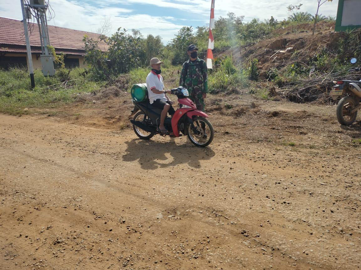 Sigap Dan Tanggap, Satgas TMMD Regtas Kodim 1202/Skw Bantu Dorong Motor Warga Yang Mogok.