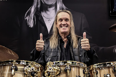 Resultado de imagem para Nicko McBrain