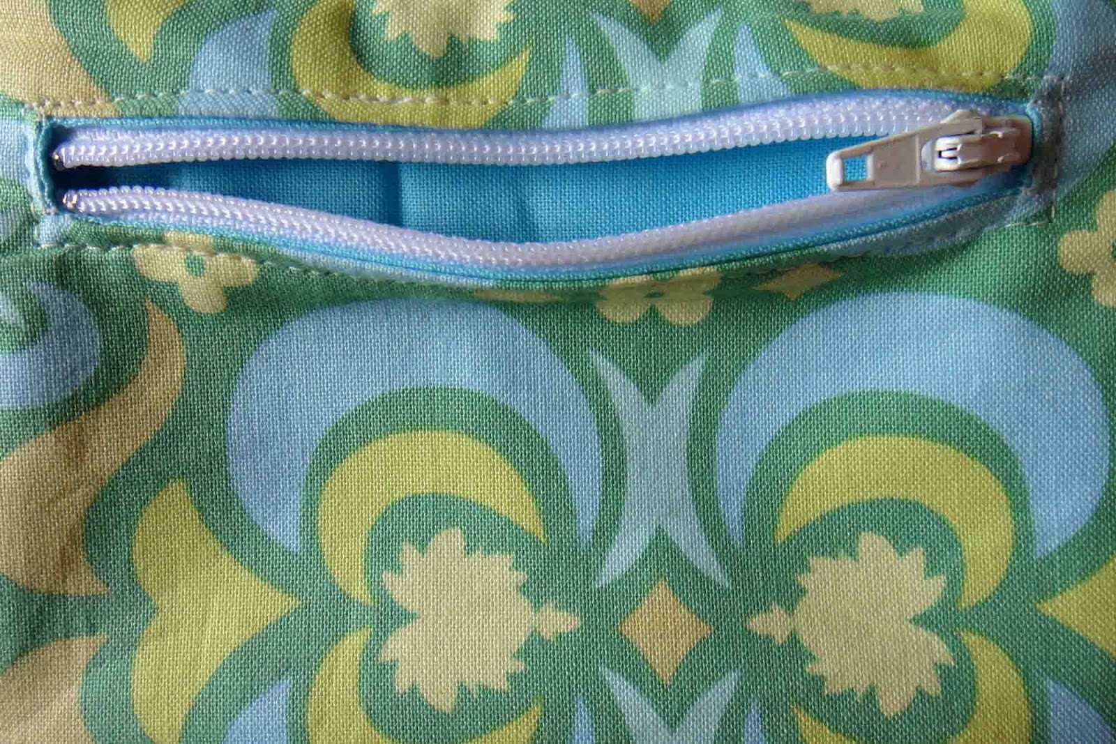 The Gilded Hare: How to sew a pocket zipper
