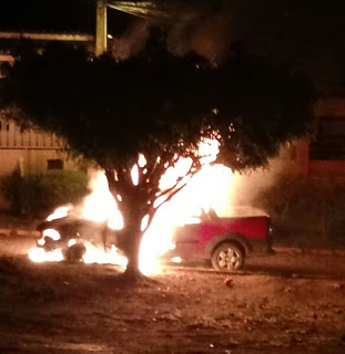 Veículo fiat strada e destruído pelo fogo em Jacobina