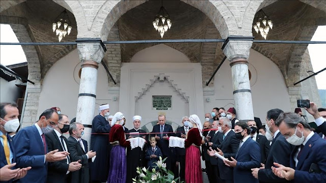 Kami mengambil tindakan enam tahun lalu untuk mengembalikan pekerjaan ini  Erdogan dan seorang anak Bosnia bersama-sama meresmikan masjid bersejarah simbol era Ottoman yang direnovasi oleh Turki di Bosnia