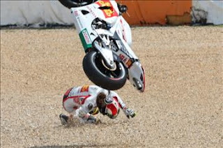 2011 10 23.Crash:Marco Simoncelli dead