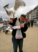 Funny Pictures Very Funny Baby (funny picture pigeon on head)