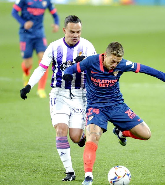 Roque Mesa y Papu Gómez.  REAL VALLADOLID C. F. 1 SEVILLA F. C. 1. 20/03/2021. Campeonato de Liga de 1ª División, jornada 28. Valladolid, estadio José Zorrilla. GOLES: 1-0. 44’, Orellana, de penalti. 1-1: 90+4’, Bono.