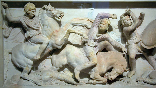 Александр разбивает персов на одной из длинных сторон саркофага Александра