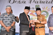 Kades Pamulihan H. Suparja Berikan Buku Melacak Jejak Desa Pamulihan Di Acara Ultah Desa Pamulihan yang Ke- 319