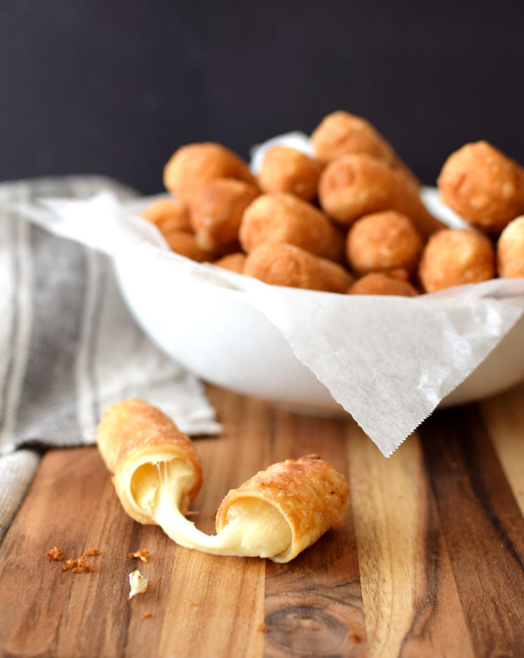 Tequeños recién fritos, listos para consumir