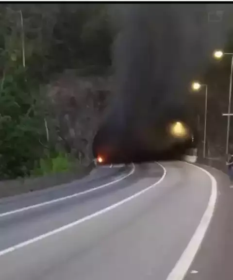 Colisão traseira seguida de incêndio em veículo na Régis Bittencourt em Miracatu