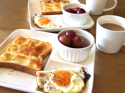 ある日の朝食〜チーズトースト、ベーコンエッグ