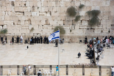 Zidul Plângerii și steagul Israelului - foto de Ivan Louis - unsplash.com