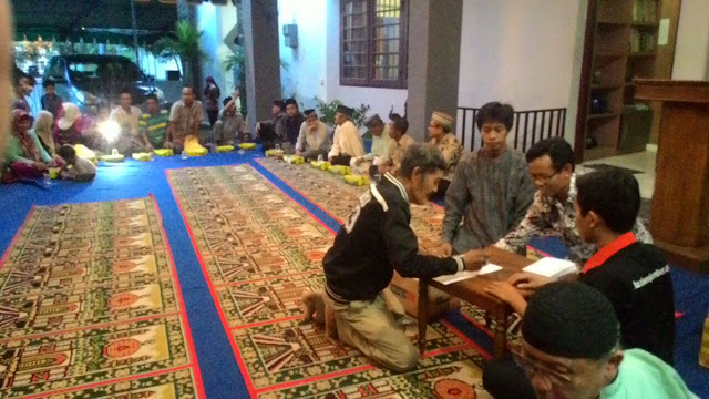 Pembagian paket sembako, bingkisan dan santuan warga dhuafa disekitar Kantor PDM Jember