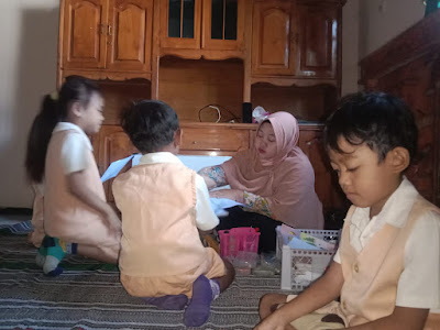  Sekolah Ditutup, Murid TK Dharma Wanita di Lumajang Numpang  Belajar di Rumah Warga