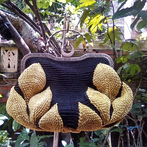 Handbag Warna Hitam Kombinasi Kuning Motif Daun