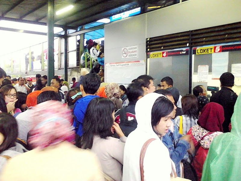 KRL Suka Terlambat dan Gangguan Sinyal