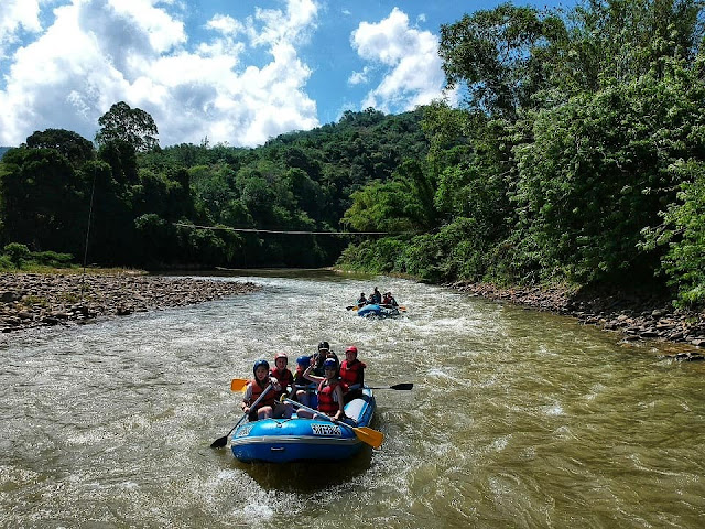 kiulu-water-rafting-sabah-borneo-malaysia-travel-blog-1-1-960x720.jpg