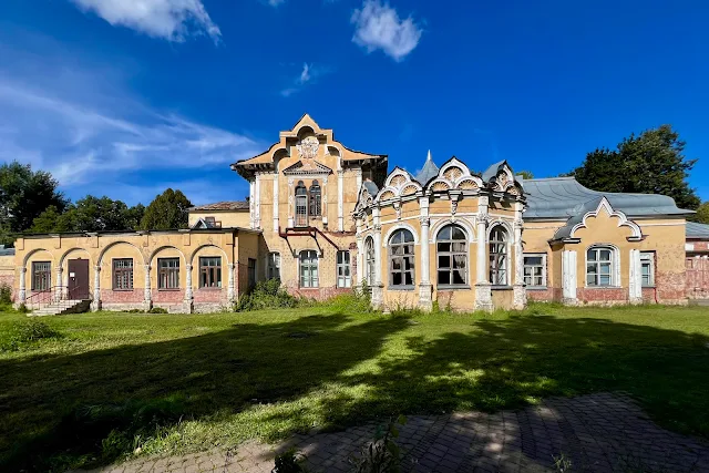 парк Алтуфьево, главный дом бывшей усадьбы Алтуфьево (построен в 1861 году)