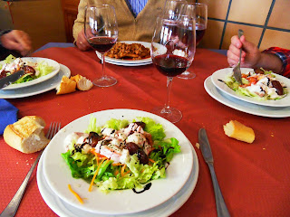 Ensalada caliente de pollo y dátiles. Al fondo el torto con picadillo. H. Restaurante Benidorm, Villamayor, Piloña. Grupo Ultramar Acuarelistas