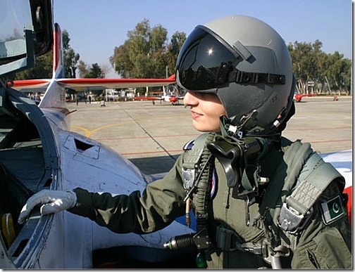 Beautiful-Female-Military-Around-the-World-020