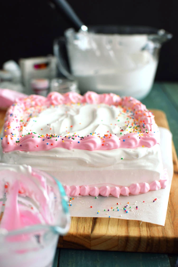 Torta decorada con merengue