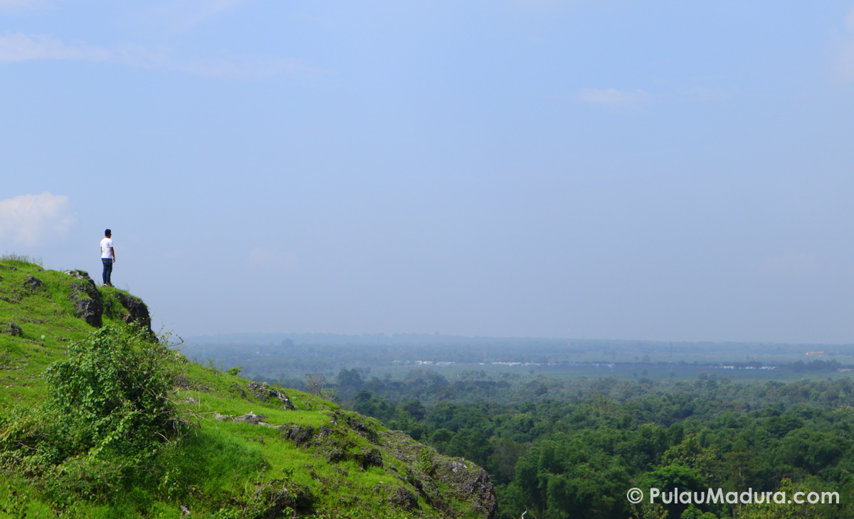 Obyek Wisata Alam Bukit Anjhir Di Desa Kamoneng