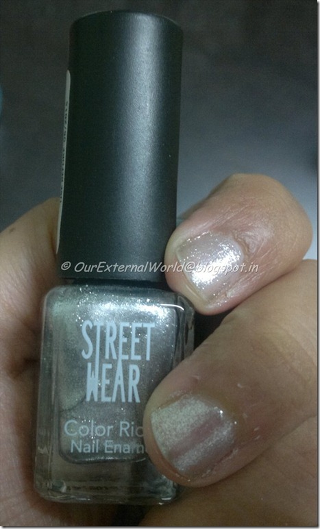 street-wear-nail-paint-silver-sparkles