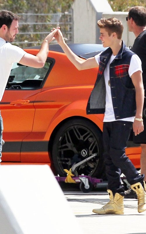 Justin Bieber's Sporty Orange Car dimanche 22 avril 2012 Posted by 