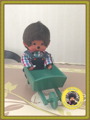 brouette en bois réalisée main pour Kiki ou Monchhichi